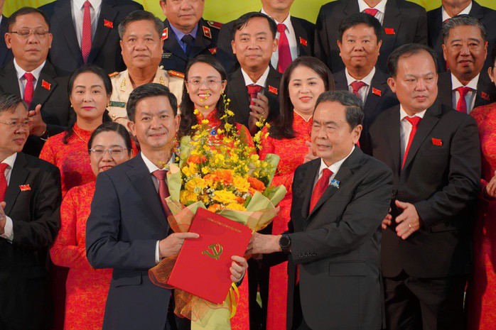 Chủ tịch Quốc hội Trần Thanh Mẫn chúc mừng tân Bí thư Thành ủy Cần Thơ Lê Quang Tùng