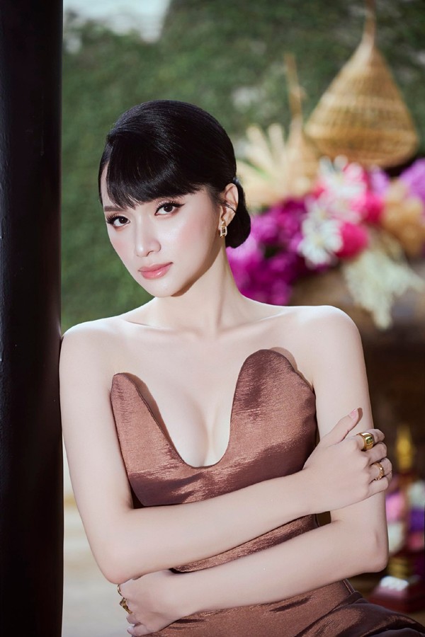 Hương Giang tham gia cuộc thi này không chỉ có lợi thể vóc dáng cùng câu chuyện đầy cảm hứng, ngoài ra, cô còn sở hữu làn da trắng mịn, căng mướt.