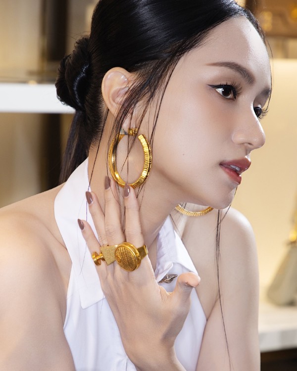 Theo đó, Hương Giang luôn thoa kem chống nắng ít nhất 1 giờ trước khi ra ngoài. Loại kem cô chọn thường là dòng chống nắng vật lý lai hóa học, có chỉ số SPF cao và khả năng bám lâu