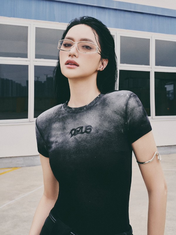 Khi ở dưới ánh nắng, cô cũng không quên thoa lại kem chống nắng sau mỗi 2-3 tiếng, đảm bảo da luôn được bảo vệ tuyệt đối.