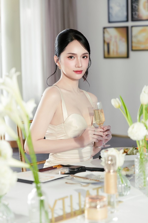 Nhờ chăm sóc da khỏe đẹp nên Hương Giang ngày càng thăng hạng về nhan sắc.