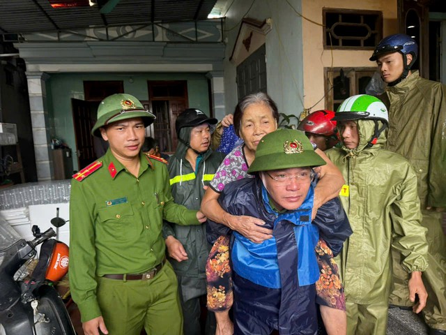 Chủ tịch UBND tỉnh yêu cầu phải tiến hành di rời dân trong vùng nguy hiểm đến nơi an toàn trước 15h ngày 28/9, đối với khu vực miền núi, di dân ra khỏi khu vực nguy hiểm trước 17h, ngày 28/9.