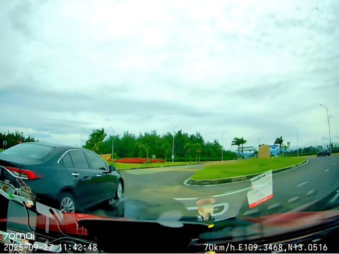 Xe gắn biển xanh chạy ngược chiều, sang đường ẩu, suýt gây tai nạn