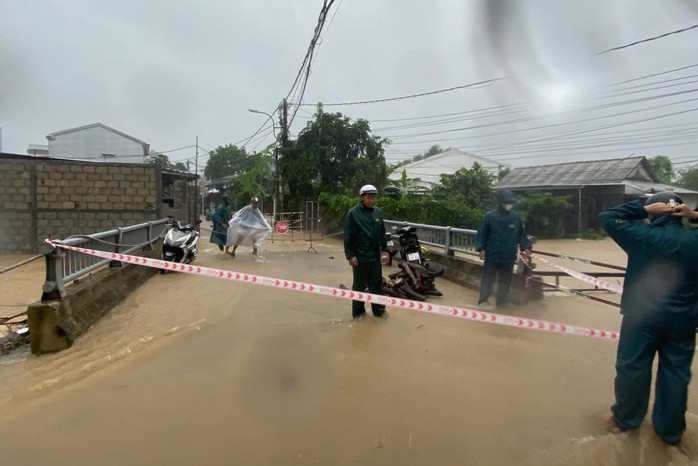 Do nước chảy xiết nên phường An Cựu tạm thời chặn đường, không cho lưu thông đoạn qua khu vực bị ngập nước.