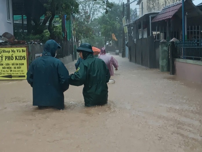 Xóm Gióng bị ngập do nước nguồn về nhanh trong khi nước thoát chậm vì các kênh bị ngăn dòng chảy, phương án tối ưu để khỏi ngập là phải nạo vét kênh Nam sông Hương.