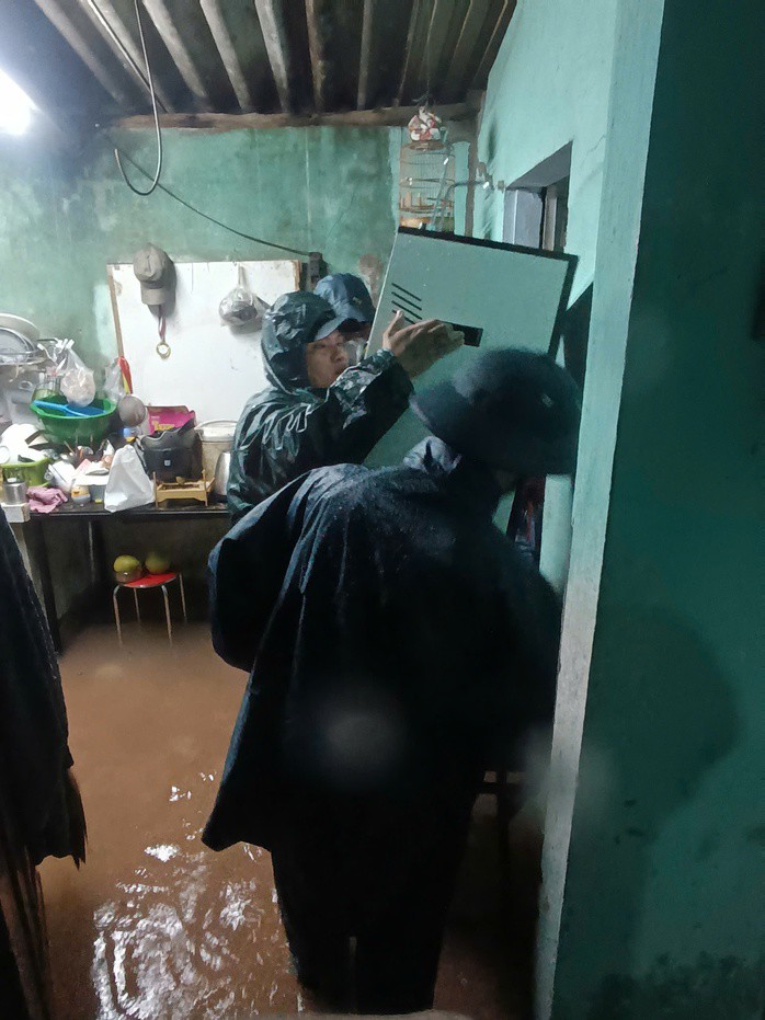 Giúp dân di dời đồ đạc
