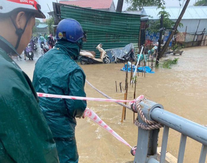Nước chảy xiết ở khu vực số 46 đường Nguyễn Hữu Cảnh.