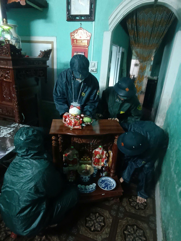 Di chuyển đồ đạc của người dân đến nơi cao ráo.