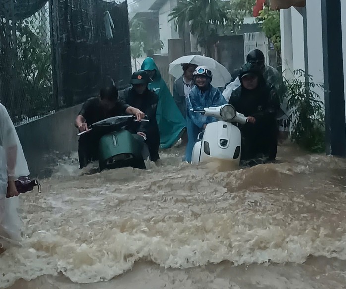 Khu vực xóm Gióng có khá đông sinh viên trọ học. UBND phường An Cựu đã cử lực lượng đến hỗ trợ di dời phương tiện đến nơi cao ráo; bố trí, xắp xếp cho sinh viên đến nơi tránh trú an toàn.