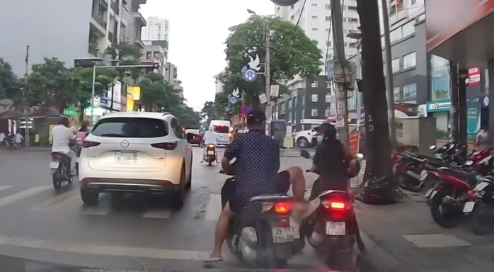 Người đàn ông dọa đạp xe của người phụ nữ. Ảnh chụp màn hình