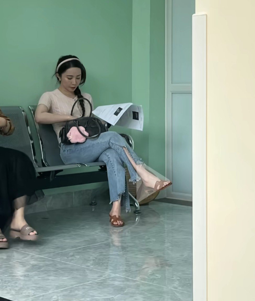 Hai nghệ sĩ cùng xuất hiện tại phòng khám.