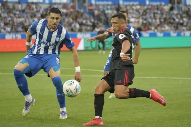 Garces (trái) trong màu áo Alaves đối đầu Alexis Sanchez