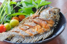 Đừng tẩm bột hay rắc muối, đây mới là cách rán cá không dính chảo