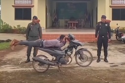Clip: Thanh niên nằm dài vít ga trên xe máy và pha xử phạt nhớ đời