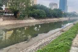 Vì sao nhiều đoạn sông Tô Lịch bất ngờ cạn trơ đáy?