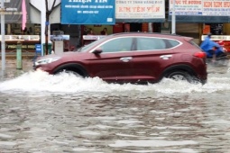 Tin tức trong ngày - Quảng Trị: Mưa trắng trời, đường phố "biến thành sông" do ảnh hưởng bão số 10