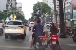 Tin tức trong ngày - Không đội mũ bảo hiểm còn húc xe, dọa đạp phụ nữ