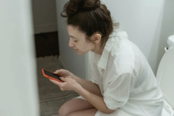 7 tác hại của việc dùng điện thoại khi đang đi vệ sinh