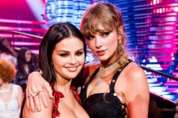 Taylor Swift khoe nhẫn đính h…