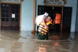 Tin tức trong ngày - Hà Tĩnh, Nghệ An: Dừng các cuộc họp chưa cấp thiết, bắt đầu sơ tán dân