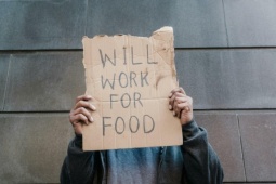 Bạn trẻ - Cuộc sống - Những bẫy vô hình giữ chân người nghèo