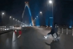 Tin tức trong ngày - Video xe máy đi vào làn ô tô trên cầu Nhật Tân rồi ngã tóe lửa