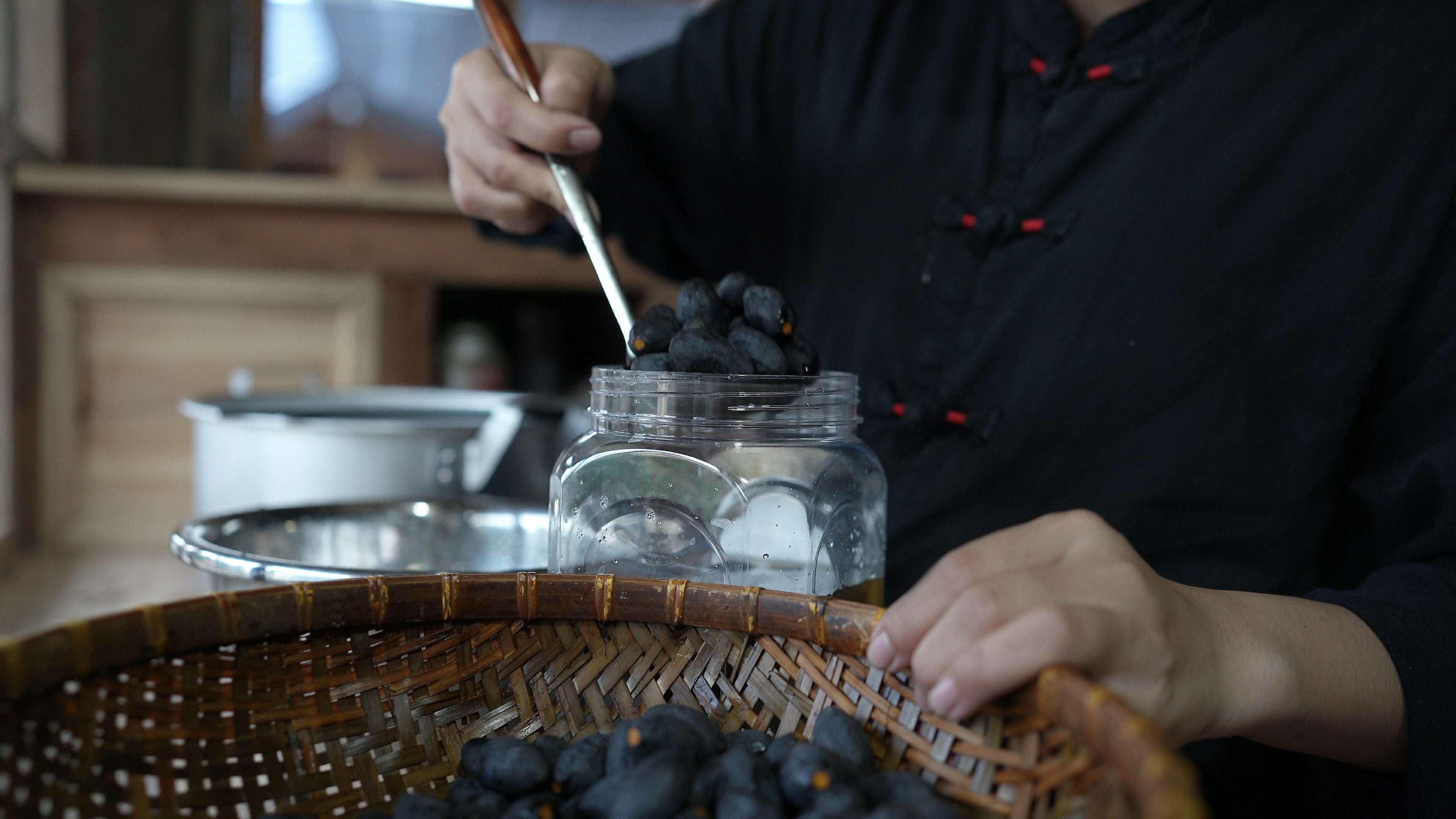 Quả trám sau khi ỏm chín có thể tách hạt, bảo quản trong ngăn đá tủ lạnh hoặc tiến hành ngâm mắm hay muối để ăn dần cả năm. (Ảnh: Lê Thị Thuỷ)