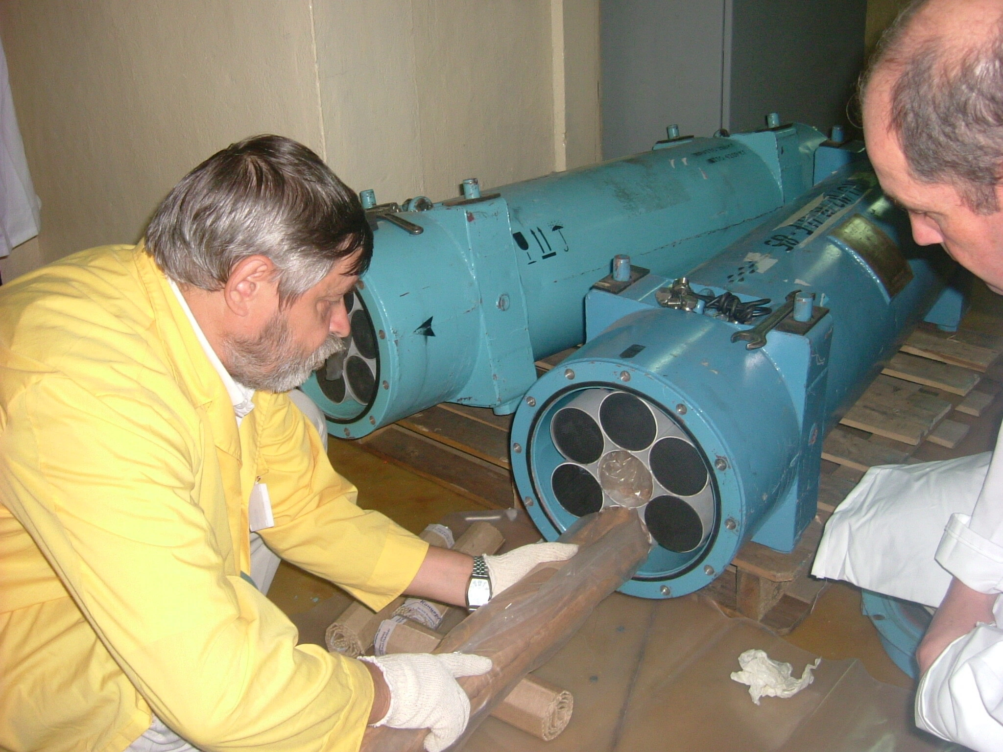 Chuyên gia nước ngoài đóng gói các bình nhiên liệu độ giàu cao vào container để chuẩn bị chuyển trả về Nga. Ảnh: Viện Nghiên cứu hạt nhân