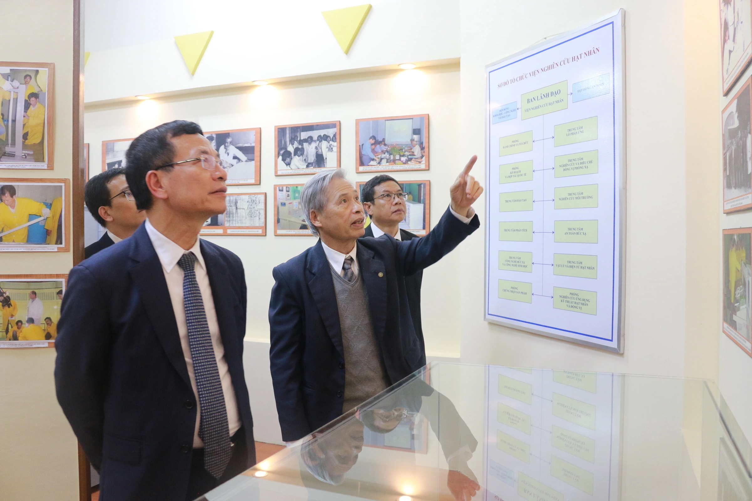 PGS.TS Nguyễn Nhị Điền giới thiệu lịch sử Viện với Bộ trưởng Nguyễn Mạnh Hùng trong chuyến làm việc của Bộ trưởng tại đây, tháng 8/2025. Ảnh: Viện Nghiên cứu hạt nhân