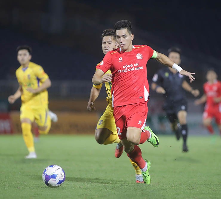 Trận đấu giữa SLNA (áo vàng) và Công an TPHCM diễn ra hấp dẫn