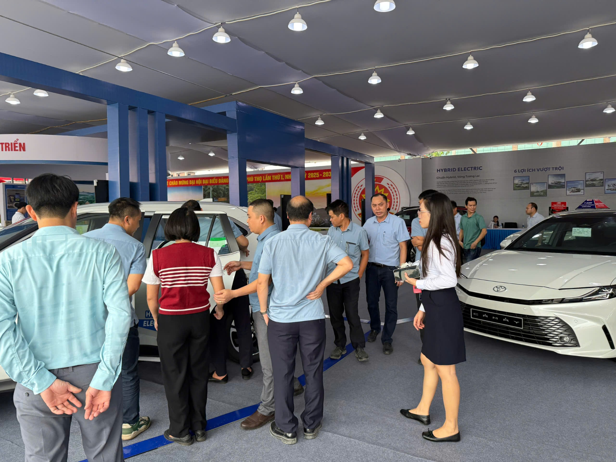 Khách hàng tham quan gian hàng Toyota tại Triển lãm Kinh tế - Xã hội tỉnh Phú Thọ, diễn ra từ 26 - 30/9.