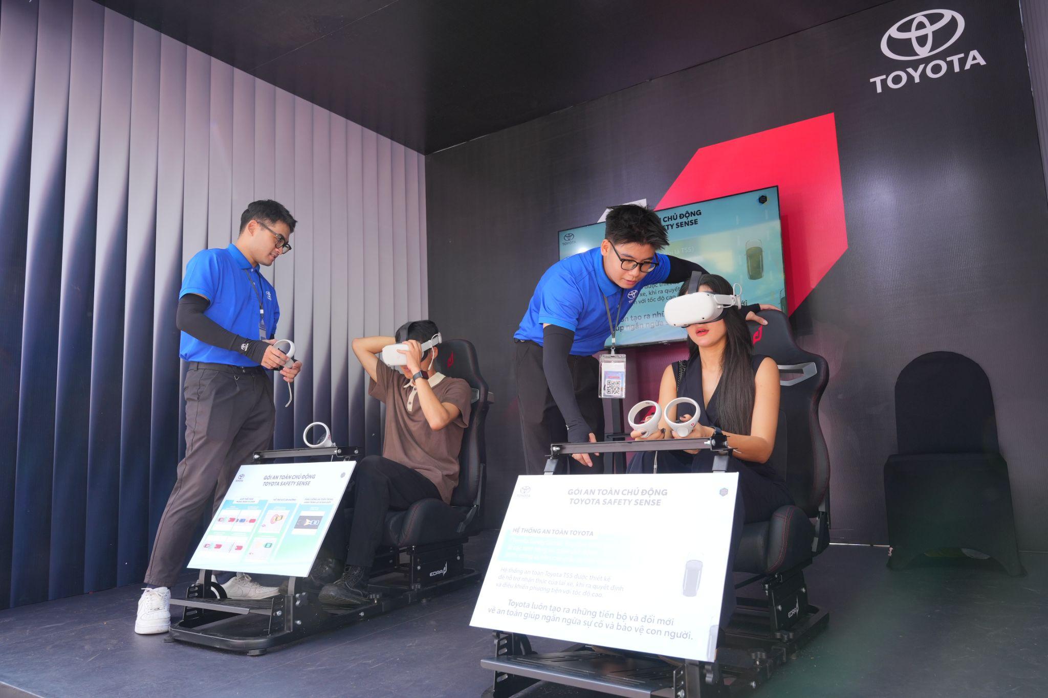 Khách hàng trải nghiệm các tính năng TSS tại sự kiện “Triệu chuyển động xanh” đang diễn ra tại phố đi bộ Hồ Gươm.