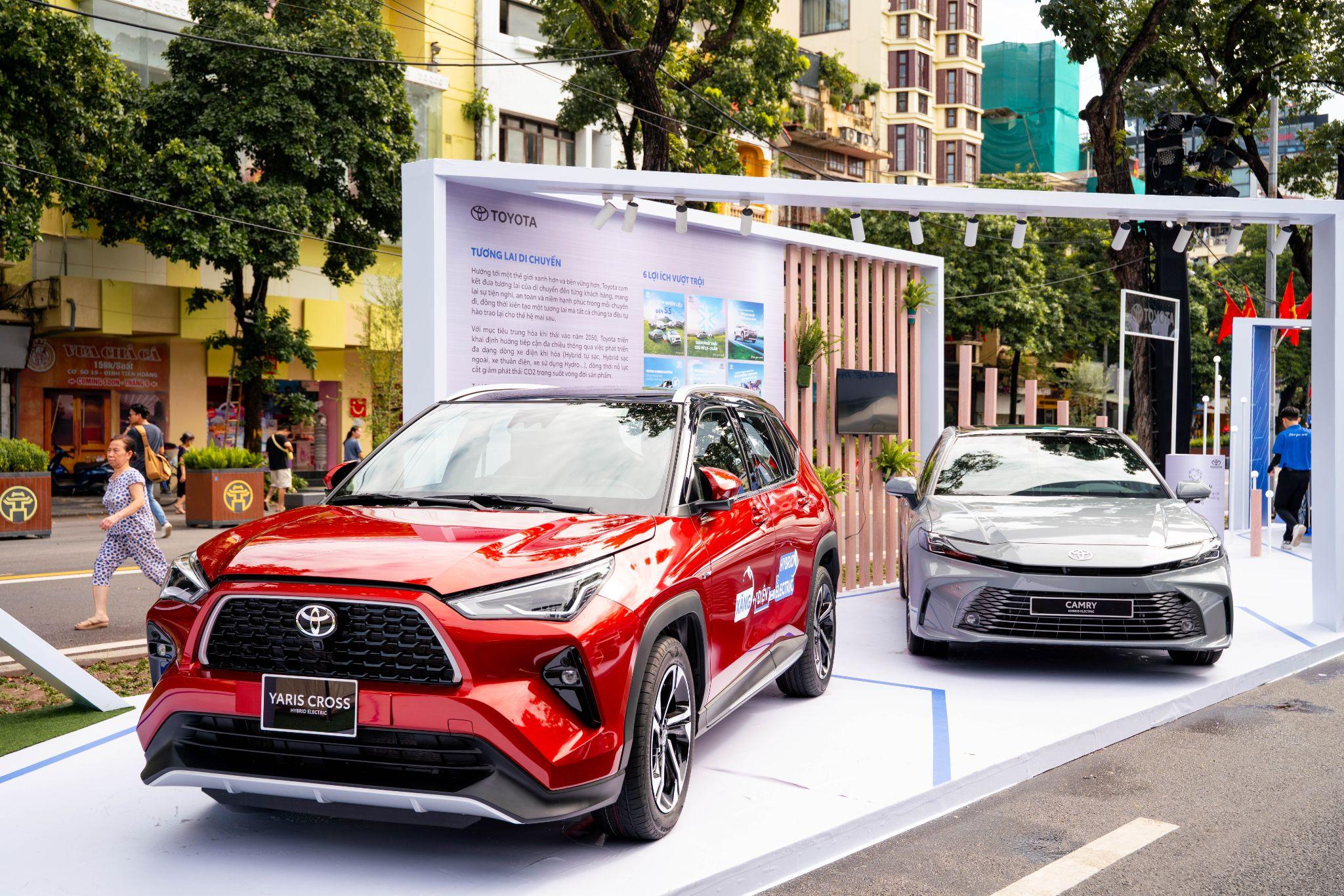 Các mẫu xe Toyota Hybrid tại gian hàng của hãng trong khuôn khổ giải chạy Báo Hà Nội Mới.