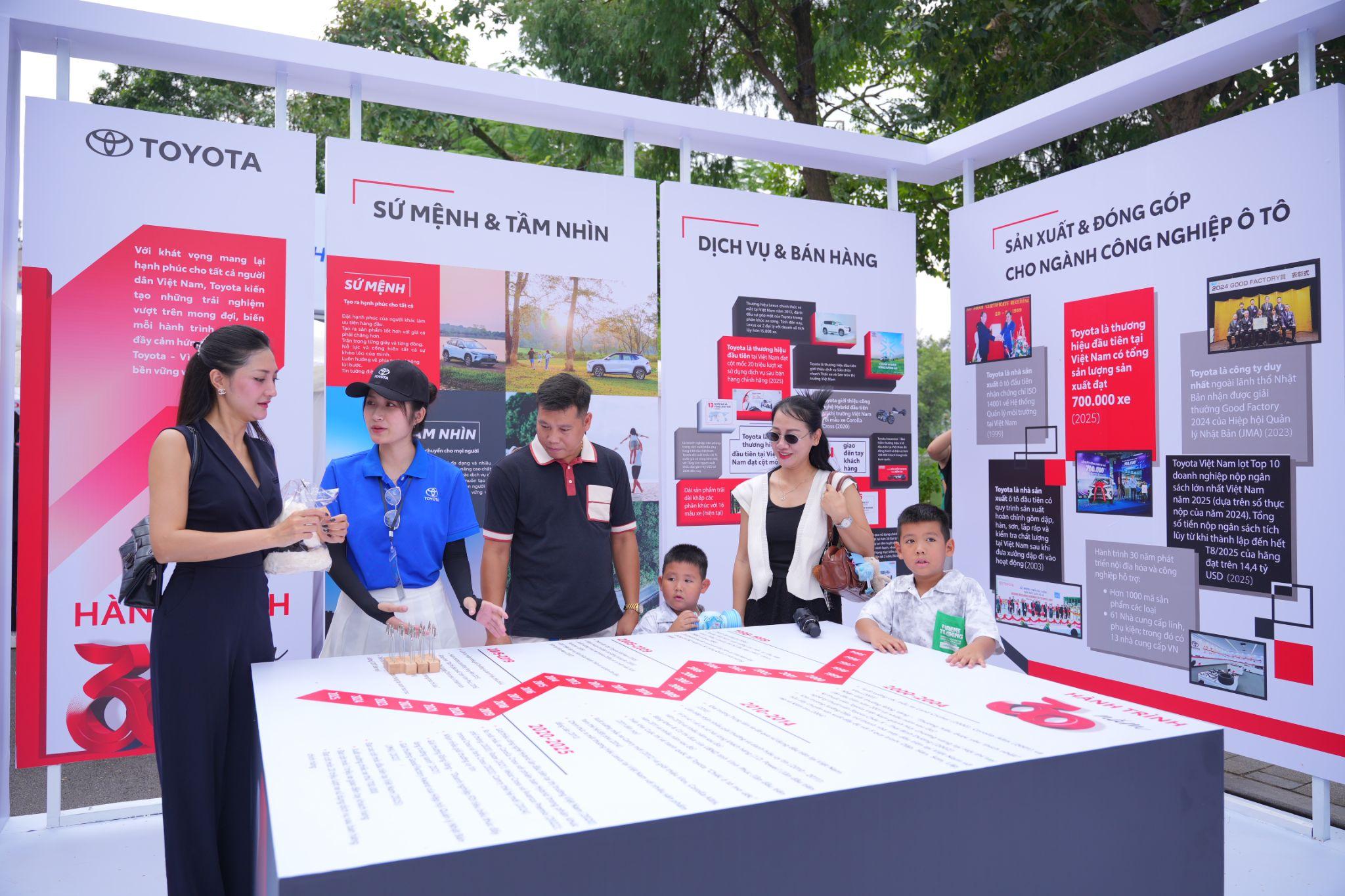 Góc kỷ niệm 30 năm Toyota Việt Nam thu hút khách hàng quan tâm tìm hiểu.