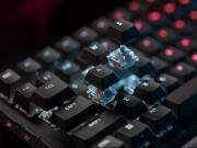 Bàn phím siêu nhạy, có màn hình LCD và loạt nút chức năng độc lạ