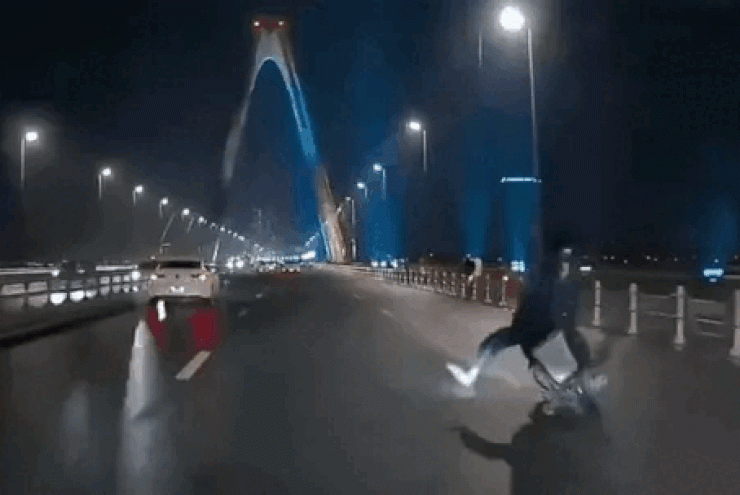 Video xe máy đi vào làn ô tô trên cầu Nhật Tân rồi ngã tóe lửa - 1