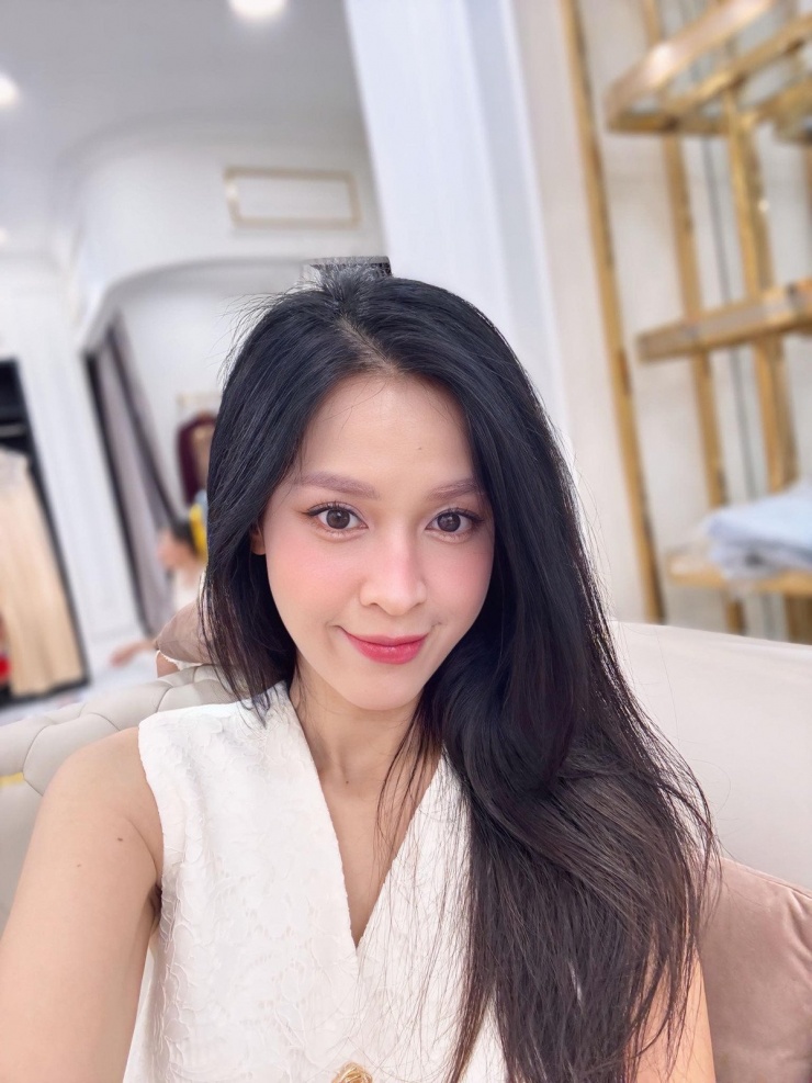 Sau khi kết hôn cùng nam diễn viên Văn Anh - mỹ nam từng đóng phim 'Phía trước là bầu trời' vào cuối năm 2015, Lê Tú Vi ngày càng thăng hạng nhan sắc.