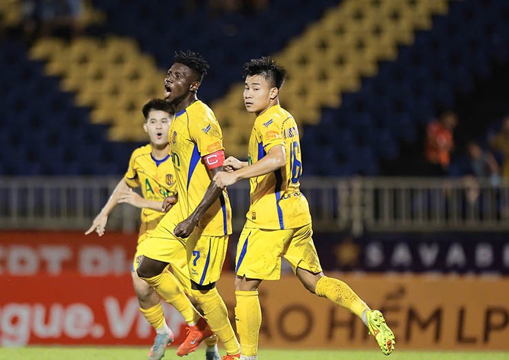 Trực tiếp bóng đá SLNA - Công an TP.HCM: Chủ nhà bất lực, chấp nhận thua đau (Hết giờ) - 2