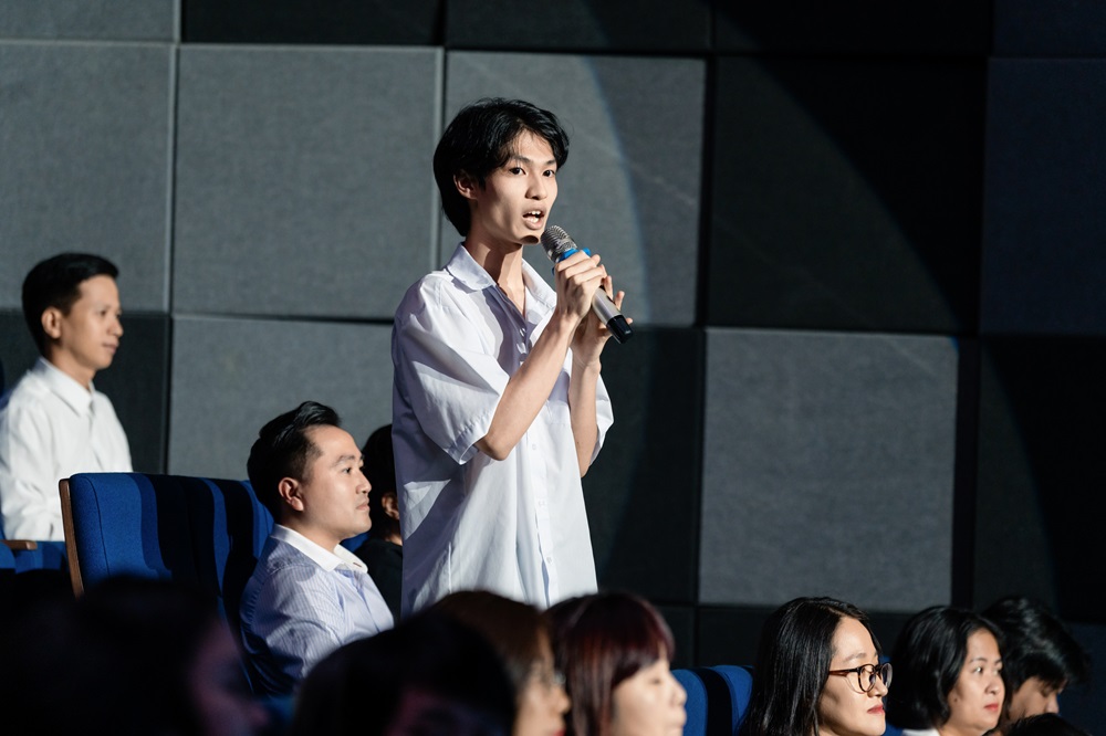 Em Nguyễn Văn Phúc, đến từ Ninh Bình, học sinh Học bổng kiến tạo 2024, chia sẻ câu chuyện của bản thân tại buổi lễ vừa qua. Với sự đồng hành của Học bổng kiến tạo, Phúc đã dẫn dắt dự án “Trang sách nối đời” và đạt danh hiệu “Đại sứ văn hóa đọc” của tỉnh Ninh Bình 2024