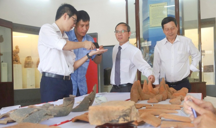 
Những hiện vật được phát hiện trong quá trình khai quật. Ảnh: Trương Định