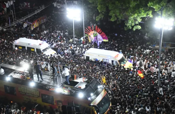 Đám đông vây quanh chiếc xe vận động tranh cử của nam diễn viên - chính trị gia Joseph Vijay Chandrasekhar. Ảnh: TINIE TAMIL NADU/X