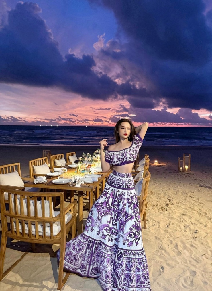 Trên mạng xã hội, Huyền Baby vẫn duy trì sự khéo léo khi chia sẻ những khoảnh khắc ngọt ngào bên chồng nhưng hạn chế để lộ diện mạo của anh.