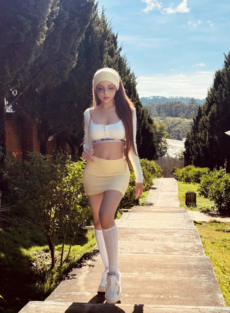 Huyền Baby chăm chỉ "sống ảo" mỗi khi đi du lịch.