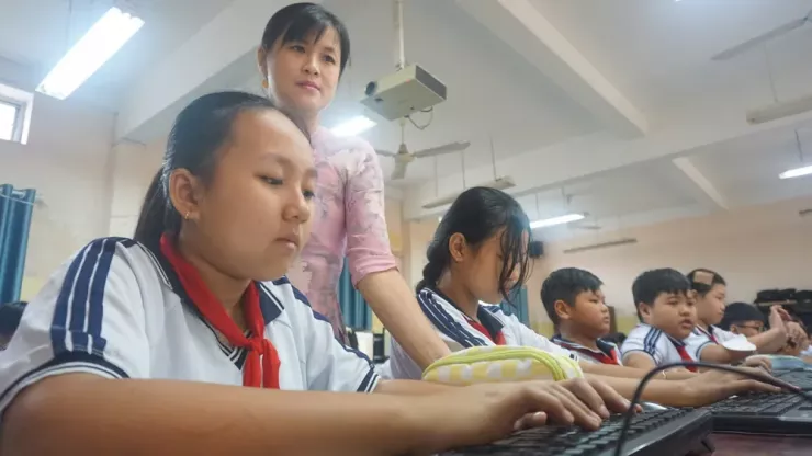 Giờ học Tin học của cô trò Trường THCS Tô Ký, xã Hóc Môn. Ảnh: NGUYỄN QUYÊN