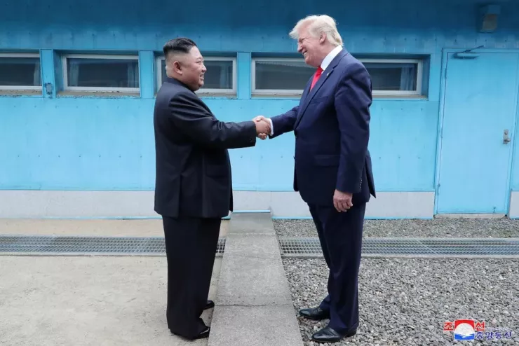 Tổng thống Mỹ Donald Trump và lãnh đạo Triều Tiên Kim Jong-un (trái) gặp nhau tại khu phi quân sự Bàn Môn Điếm hồi tháng 6-2019. Ảnh: KCNA