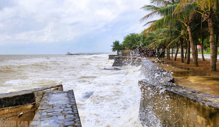 Sóng biển đánh mạnh vào bờ kè cả trăm tỉ đồng khi bão số 10 Bualoi chuẩn bị đổ bộ tại khu vực bãi biển Hải Tiến (xã Hoằng Tiến, tỉnh Thanh Hóa). Ảnh chụp lúc 11 giờ ngày 28-9. Ảnh: Thanh Tuấn