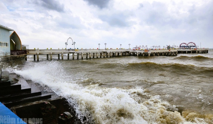 Sóng biển dâng cao, đánh mạnh vào bờ kè ở bãi biển Hải Tiến