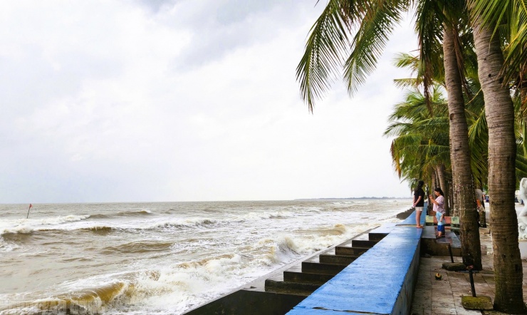 VIDEO: Bão số 10 Bualoi sắp vào, bờ biển Thanh Hóa trước nỗi lo sóng lớn - 5