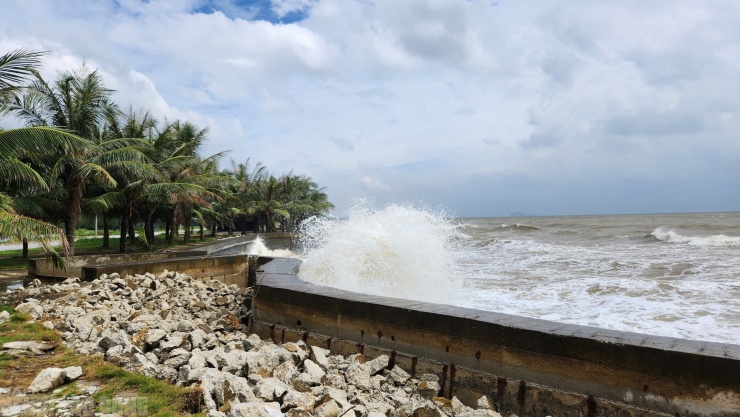 Khu vực bờ kè bị sóng biển đánh hư hỏng trong cơn bão số 5 (Kajiki), nay tiếp tục bị ảnh hưởng do bão số 10 Bualoi gây ra