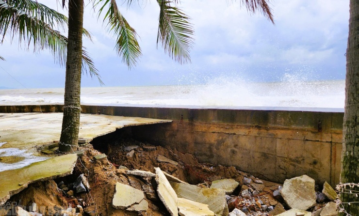 Khu vực này có gần 400 m bờ kè đã bị sóng biển đánh gãy đổ, sụt lún nhiều nơi trong bão số 5 chưa được khắc phục, nay tiếp tục bị sóng biển bão số 10 đánh mạnh vào